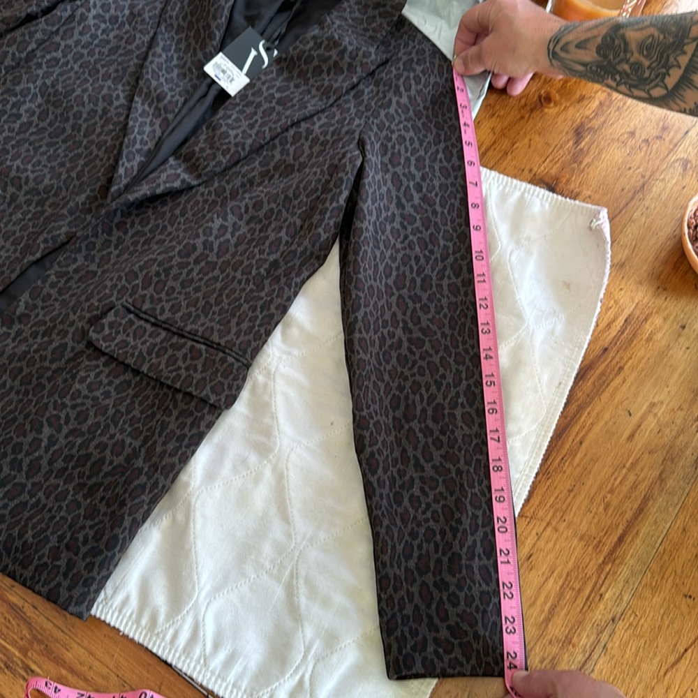 Brand new with tags - Simply Vera leopard blazer super soft XS fits like a small - Picture 3 of 3